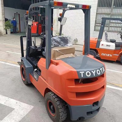 3 τόνους 3000 κιλά Χρησιμοποιούμενο φορτηγό Toyota FDZN30 με ιαπωνικό κινητήρα ISUZU σε καλή κατάσταση