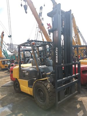 Το κορυφαίο σε πωλήσεις μεταχειρισμένο Komatsu 2,5 τόνων 3,5 τόνων 5 τόνων ανελκυστήρα με καλή κατάσταση