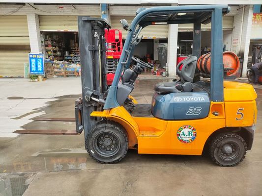 Κανονικό πλάτος πιρούνι Toyota Diesel πιρούνι 4 τόνων με ύψος ανύψωσης 6m και ιαπωνικό κινητήρα