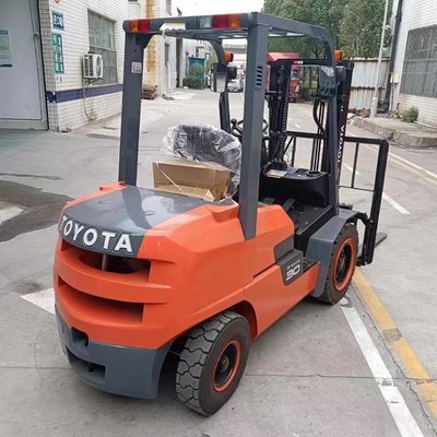 Το Toyota FD30 Χρησιμοποιούμενο ανελκυστήρα 3 τόνων με πλάτος βελονιού ρουτίνας σε καλή κατάσταση κατασκευασμένο στην Ιαπωνία