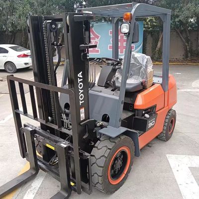 Το Toyota FD30 Χρησιμοποιούμενο ανελκυστήρα 3 τόνων με πλάτος βελονιού ρουτίνας σε καλή κατάσταση κατασκευασμένο στην Ιαπωνία