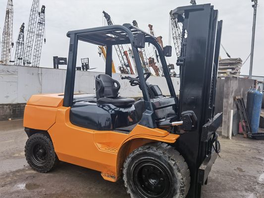 Χρησιμοποιημένο βενζίνη βενζίνη Toyota 2.5ton 3 τόνος στην αυλή της Σαγκάης με το πλάτος του πιρούνι ρουτίνα