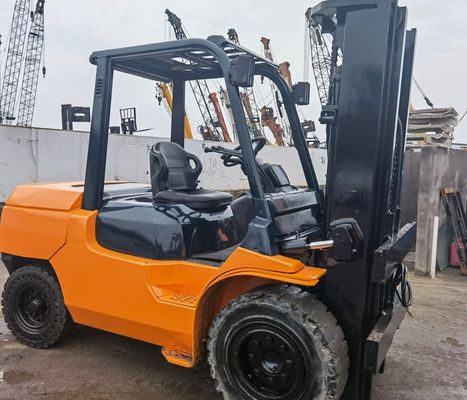 Χρησιμοποιημένο βενζίνη βενζίνη Toyota 2.5ton 3 τόνος στην αυλή της Σαγκάης με το πλάτος του πιρούνι ρουτίνα