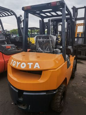 Χρησιμοποιούμενο φορτηγό Toyota 3,5 τόνων FD35 Diesel στο ναυπηγείο της Σαγκάης με 3500 kg πλάτος πιρούνι