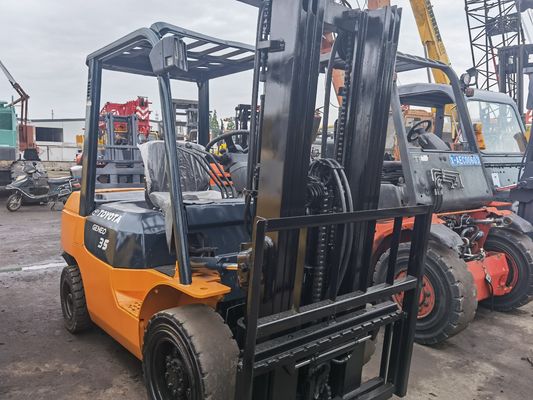 Χρησιμοποιούμενο φορτηγό Toyota 3,5 τόνων FD35 Diesel στο ναυπηγείο της Σαγκάης με 3500 kg πλάτος πιρούνι