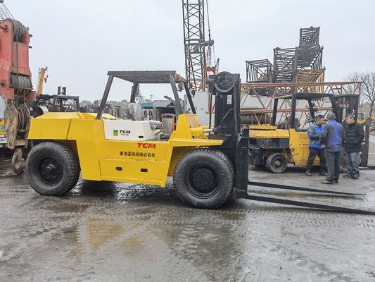 Το TCM FD100 10 τόνων πετρελαιοκίνητο φορτηγό με ύψος ανύψωσης 3m και πλάτος διαγών 4,5m στη Σαγκάη