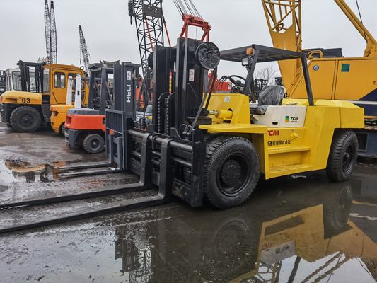 Το TCM FD100 10 τόνων πετρελαιοκίνητο φορτηγό με ύψος ανύψωσης 3m και πλάτος διαγών 4,5m στη Σαγκάη