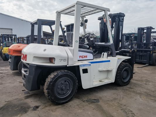 Το TCM FD70 7-10 τόνων ανελκυστήρας με κινητήρα ντίζελ και μήκος τυποποιημένου πιρούνιου στην αυλή της Σαγκάης