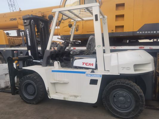 Το TCM FD70 7-10 τόνων ανελκυστήρας με κινητήρα ντίζελ και μήκος τυποποιημένου πιρούνιου στην αυλή της Σαγκάης