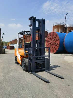 Δυνατό φορτηγό TCM FD30T6 3 τόνων με τριπλό πιρούνι και πλευρική μετατόπιση που χρησιμοποιείται στην αυλή της Σαγκάης