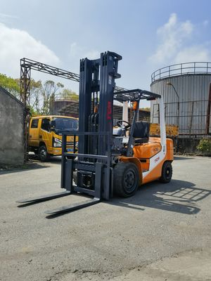 Δυνατό φορτηγό TCM FD30T6 3 τόνων με τριπλό πιρούνι και πλευρική μετατόπιση που χρησιμοποιείται στην αυλή της Σαγκάης