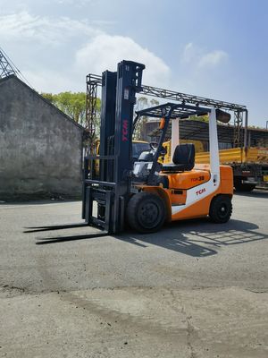 Δυνατό φορτηγό TCM FD30T6 3 τόνων με τριπλό πιρούνι και πλευρική μετατόπιση που χρησιμοποιείται στην αυλή της Σαγκάης