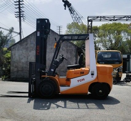 Δυνατό φορτηγό TCM FD30T6 3 τόνων με τριπλό πιρούνι και πλευρική μετατόπιση που χρησιμοποιείται στην αυλή της Σαγκάης