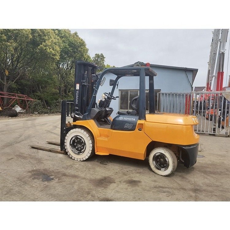 5000 κιλά Toyota 7f50 φορτηγό με 3 πέλματα και 6000 mm ύψος ανύψωσης στη Σαγκάη