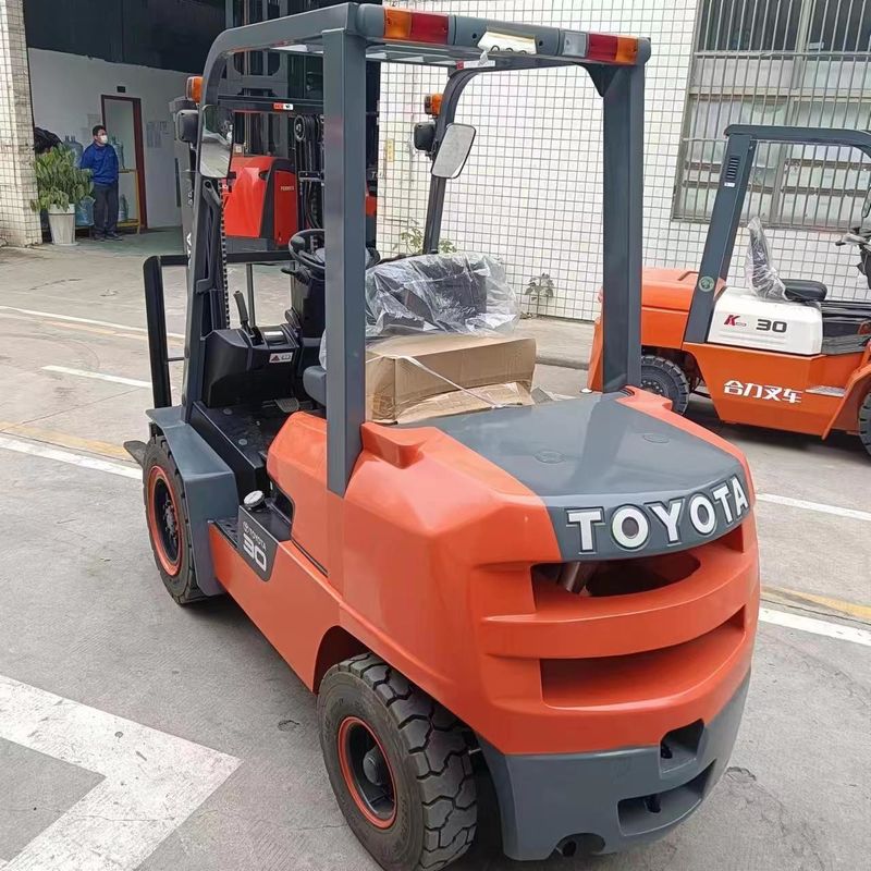 3 τόνους 3000 κιλά Χρησιμοποιούμενο φορτηγό Toyota FDZN30 με ιαπωνικό κινητήρα ISUZU σε καλή κατάσταση