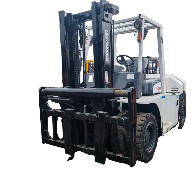 Το TCM FD70 7-10 τόνων ανελκυστήρας με κινητήρα ντίζελ και μήκος τυποποιημένου πιρούνιου στην αυλή της Σαγκάης